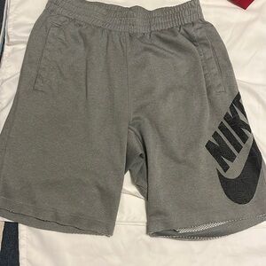 Nike SB gray men’s athletic shorts, size Small